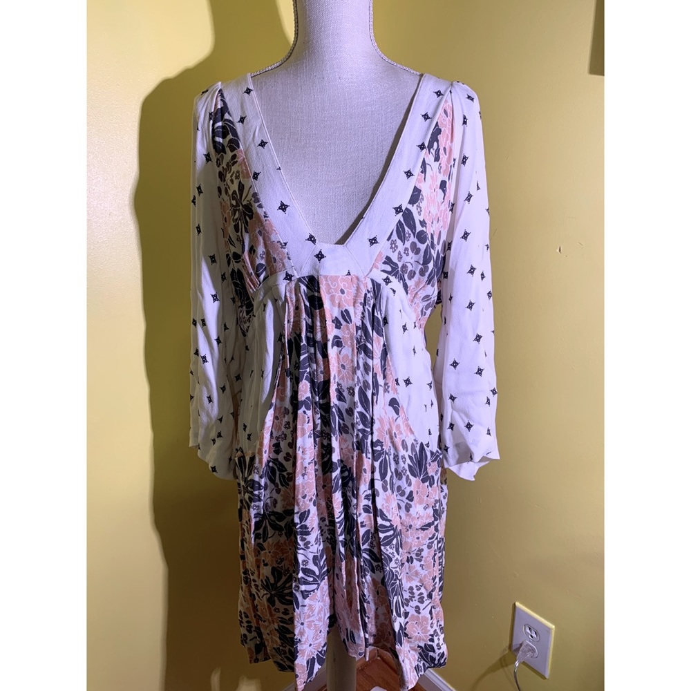 Free People. Pink and Gray Flowery Dress. Size Large